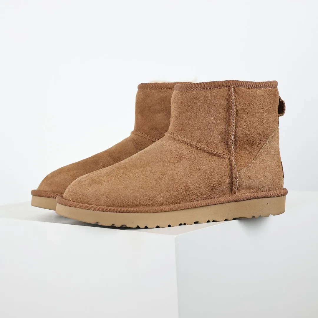 Pick up locally 💰540 Core recommendation Good price Cashmere insoles are a very suitable choice for keeping warm in winter and at home. In the new year, uug launched a series of styles, which are partial to the preferences of young consumers and have also moved to the forefront of fashion trends. Shoe body material Water-repellent coated suede upper 17mm UGGPURE™ implanted wool insole Lightweight non-slip comfortable rubber outsole With brand LOGO Trademark Comes with a full set of packaging Size: 35 36 37 38 39 40 41 42 43 44